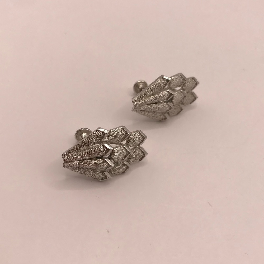 Vintage Coro Silver-Tone Textured Screw-back Earrings - Picture 6 of 9